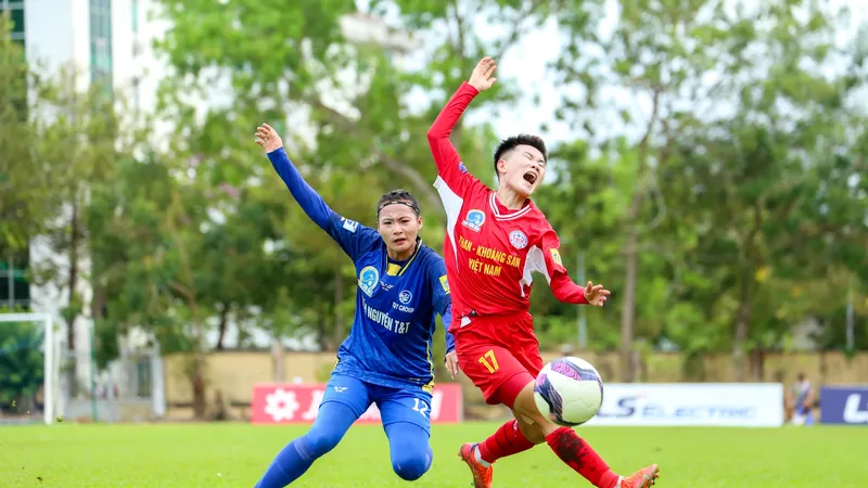 Than KSVN (áo xanh) và Thái Nguyên T&T bất phân thắng bại sau trận hòa 0-0