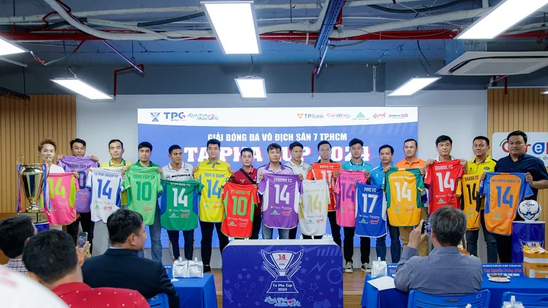 Đại diện các đội tham dự giải giới thiệu trang phục thi đấu