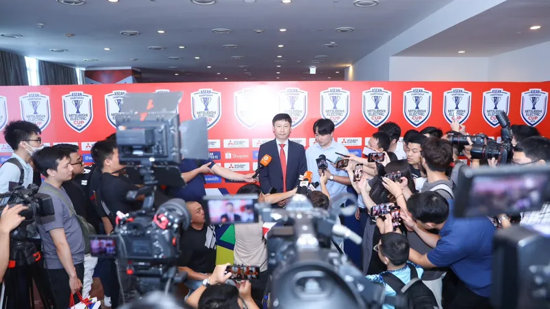 HLV Kim Sang-sik chia sẻ cùng giới truyền thông vào chiều 21-5. Ảnh: MINH HOÀNG