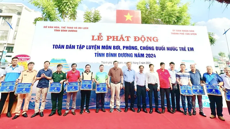 Các đại biểu chụp ảnh lưu niệm tại buổi lễ
