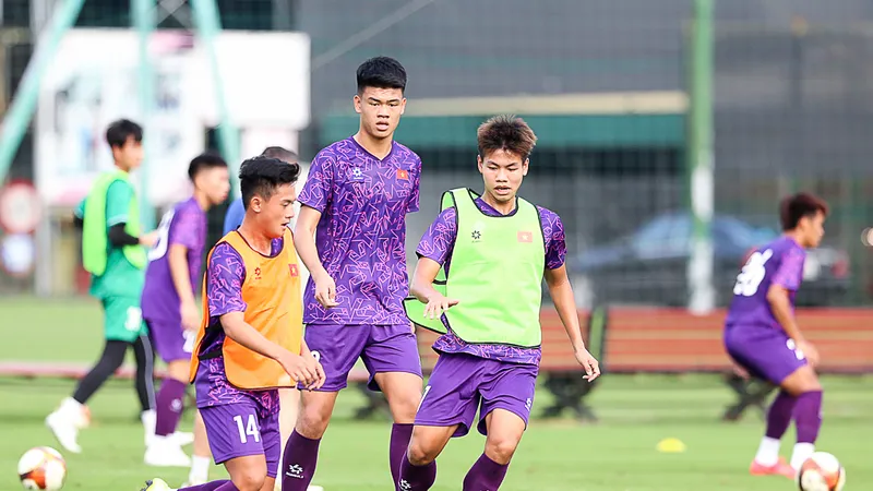 U19 Việt Nam trên sân tập chuẩn bị cho giải U19 quốc tế tại Trung Quốc