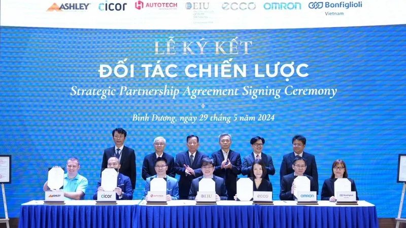 Đại học Quốc tế Miền Đông tổ chức ký kết với các doanh nghiệp đối tác chiến lược 