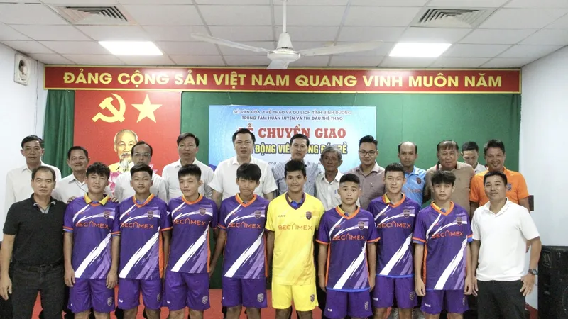 Lãnh đạo Sở VH-TT&DL tỉnh, Công ty CP CLB Becamex Bình Dương chụp hình lưu niệm với Ban huấn luyện và các cầu thủ U15 trúng tuyển vào đội trẻ CLB Becamex Bình Dương