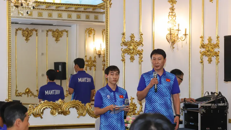 HLV trưởng Kim Sang-sik trao đổi cùng các tuyển thủ tại buổi gặp gỡ