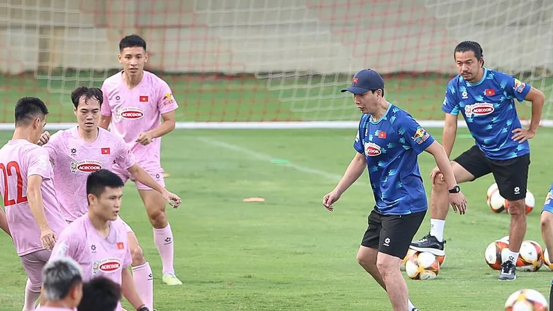HLV Kim Sang-sik cùng các học trò trên sân tập