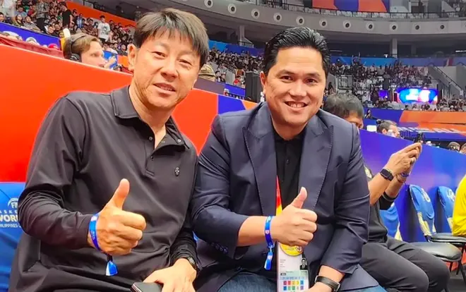 Chủ tịch PSSI - Erick Thohir (phải) cùng HLV Shin Tae-yong đang thăng hoa cùng bóng đá Indonesia