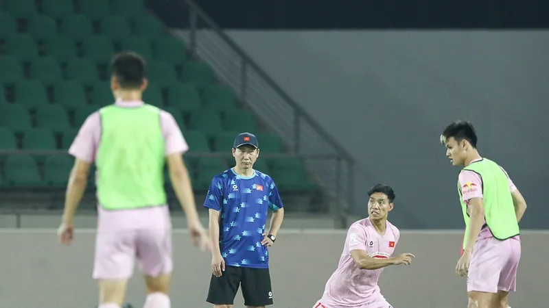 HLV Kim Sang-sik quan sát các học trò trên sân tập