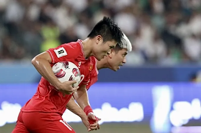 Tuấn Hải ghi bàn rút ngắn tỷ số 1-2 cho đội tuyển Việt Nam