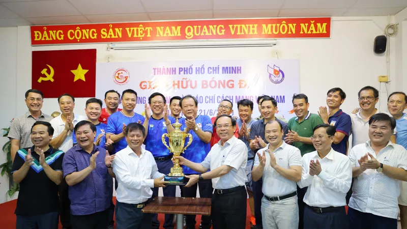 Bí thư Thành ủy TP.HCM Nguyễn Văn Nên trao cúp cho đội bóng Hội Nhà báo. Ả