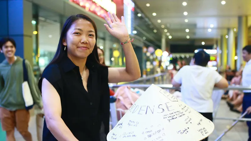 Huỳnh Như về nước sau hai mùa thi đấu tại Bồ Đào Nha. 