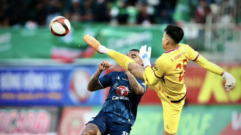 Cuộc so tài bất phân thắng bại giữa Becamex Bình Dương và HA.GL trên sân Pleiku ở trận lượt đi
