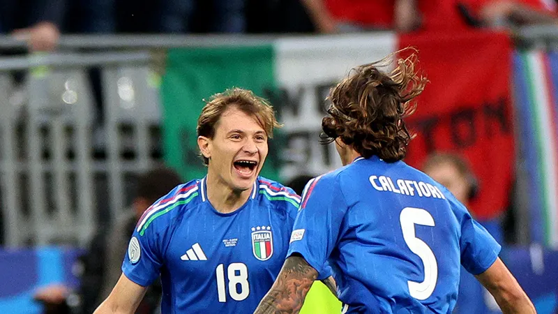 Italia đã có chiến thắng ngược dòng trước Albania trong trận ra quân