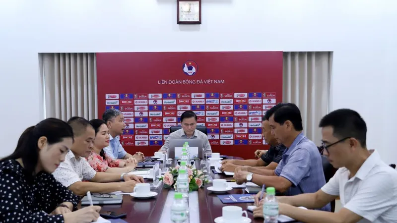 Phó Chủ tịch VFF, ông Trần Anh Tú chủ trì cuộc họp