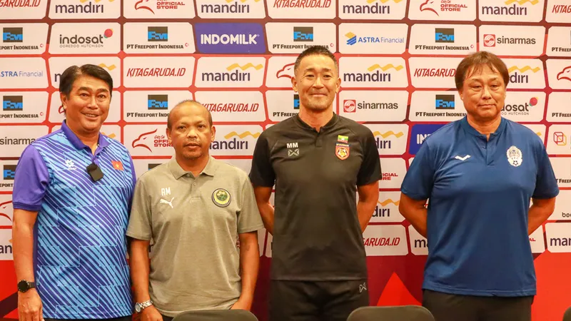 HLV Trần Minh Chiến cùng HLV của các đội ở bảng B giải U16 Đông Nam Á 2024