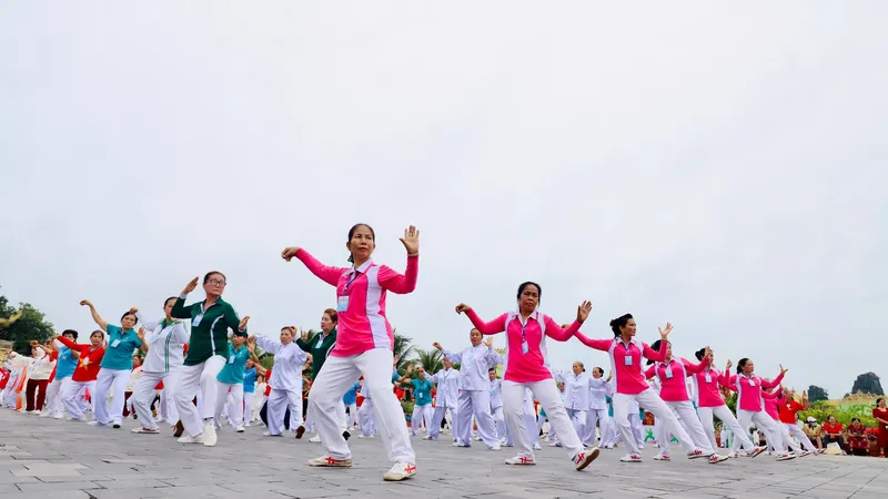 Hơn 700 VĐV là Hội viên các CLB đến từ 12 tỉnh, thành tham gia đồng diễn chào mừng Liên hoan