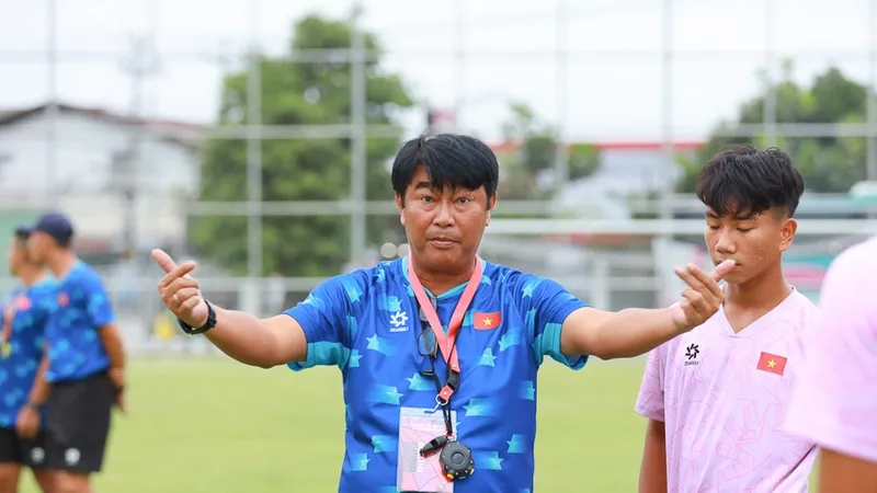 HLV Trần Minh Chiến cùng các học trò hướng đến trận thắng tiếp theo trước U16 Campuchia
