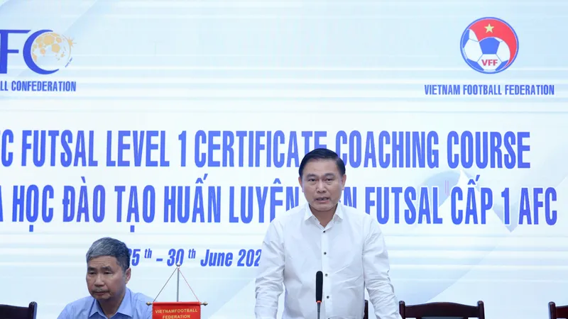 Phó chủ tịch VFF, ông Trần Anh Tú phát biểu chỉ đạo tại lễ khai giảng.