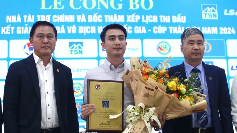 Phó chủ tịch VFF, ông Trần Anh Tú cùng TTK VFF Dương Nghiệp Khôi trao hoa và kỷ niệm chương đến ông Trần Anh Minh, TGĐ Công ty CP Tập đoàn Thái Sơn Nam - nhà tài trợ chính cho giải đấu năm nay
