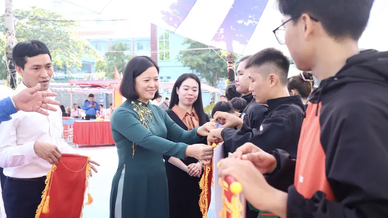 Bà Nguyễn Khoa Diệu An, Phó Trưởng Ban Văn hóa Xã hội – Hội đồng nhân dân tỉnh Bình Dương tặng cờ lưu niệm cho các đơn vị tham dự giải
