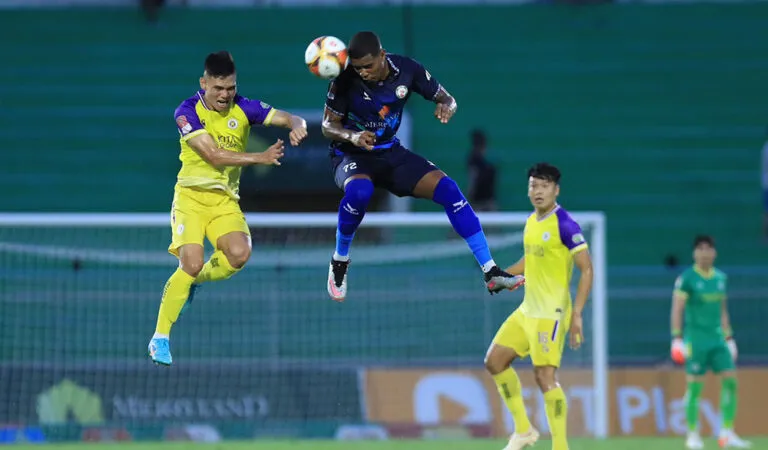 Bình Định chiếm ưu thế trong cuộc đua vị trí Á quân với Hà Nội FC
