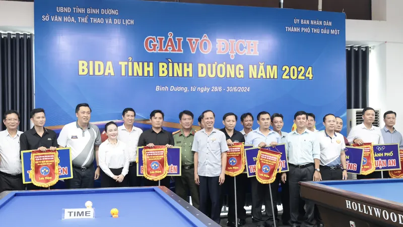 Đại biểu tặng cờ và chụp hình lưu niệm cùng các đơn vị tham dự giải