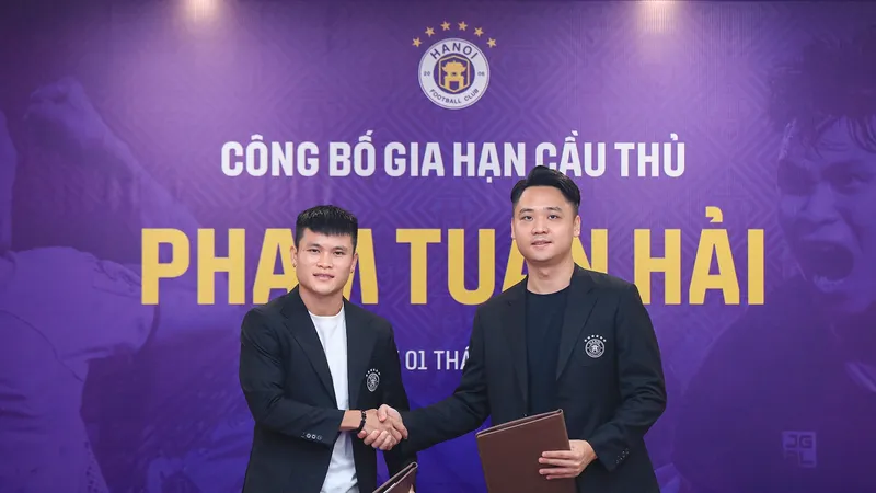 Lãnh đạo Hà Nội FC và Tuấn Hải tại buổi ký gia hạn hợp đồng