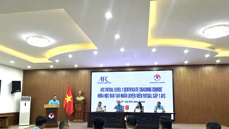 Lớp trưởng Vũ Ngọc Quân thay mặt các học viên chia sẻ tại lễ bế giảng