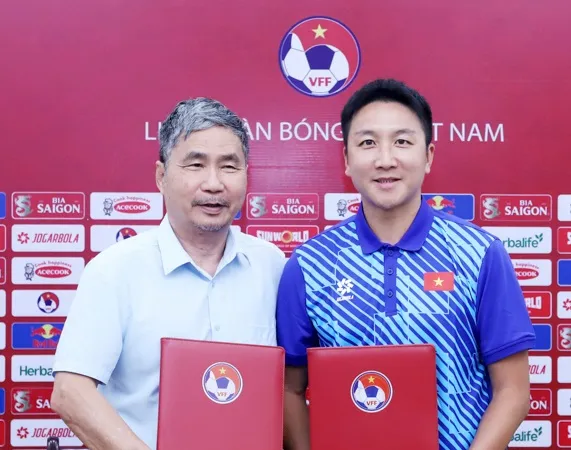 Tổng thư ký Dương Nghiệp Khôi (trái) đại diện VFF ký hợp đồng với chuyên gia thể lực Yoon Dong Hun.