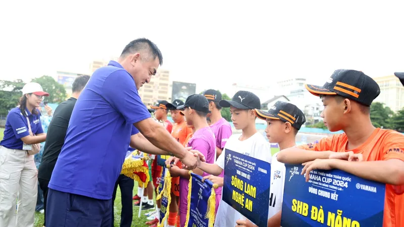 Đại diện Ban tổ chức và Nhà tài trợ trao cờ lưu niệm và bắt tay chào mừng các đội tham dự Vòng chung kết