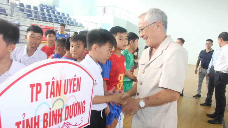 Ông Vũ Đức Thành - Chủ tịch Liên đoàn bóng đá Bình Dương, động viên các đội thi đấu