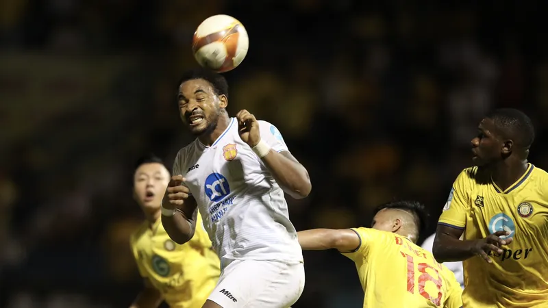 Rafaelson luôn gây áp lực cho hàng phòng ngự đội chủ nhà
