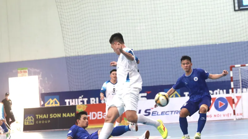 Tân Hiệp Hưng (áo xanh) giành 3 điểm trước Sài Gòn Titans