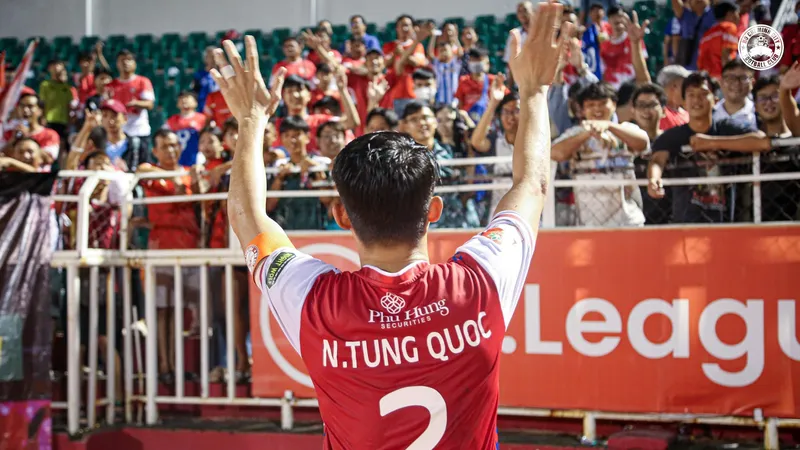 Thủ quân Tùng Quốc chia tay CLB TPHCM sau 6 năm gắn bó