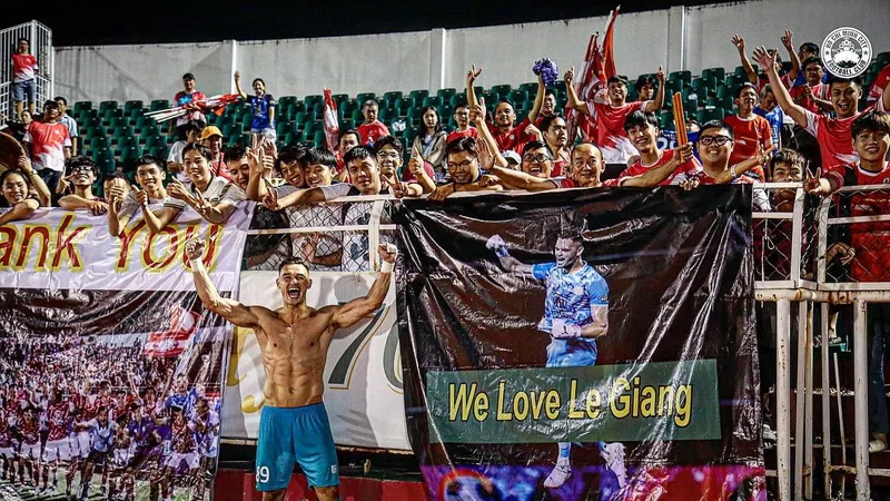 CĐV CLB TPHCM bày tỏ sự yêu mến thủ môn Lê Giang. FBNV