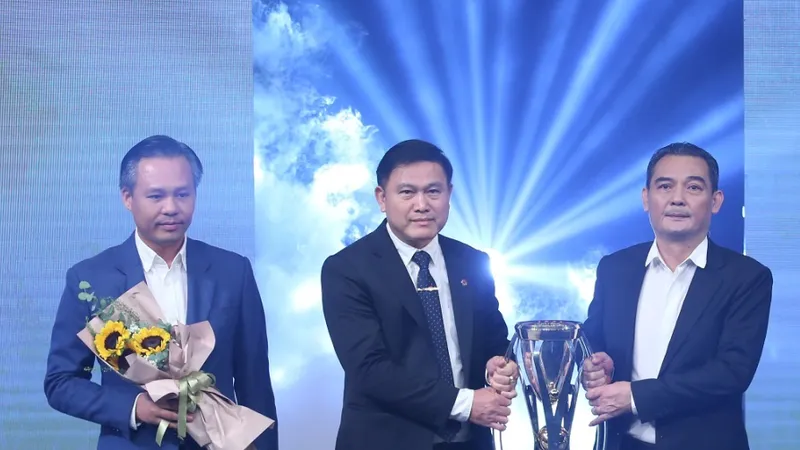 Chủ tịch công ty VPF, ông Trần Anh Tú cùng Phó chủ tịch Nguyễn Quốc Hội bên chiếc Cúp dành cho đội vô địch V-League được trao tại V-League Awards diễn ra vào ngày 9-7.
