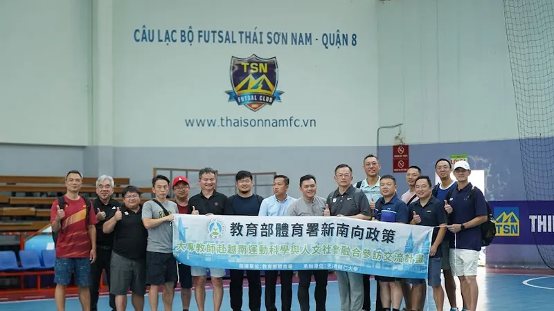 Lãnh đạo CLB Thái Sơn Nam TPHCM chụp hình lưu niệm cùng phái đoàn tại trụ sở CLB