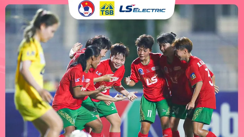 Niềm vui của các cô gái TPHCM II khi vượt qua Sơn La với tỷ số 1-0