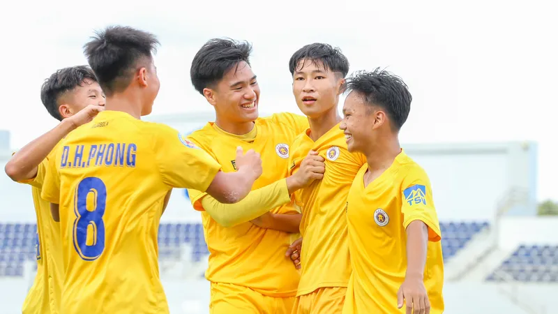 Các cầu thủ trẻ Hà Nội giành trận thắng đậm trước TPHCM để sớm lấy vé vào tứ kết