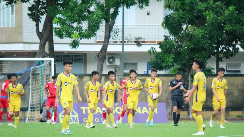 SLNA bất ngờ thắng đậm 6-1 trước Đồng Tháp, vừa đủ để vươn lên ngôi nhì bảng vào giờ chót.