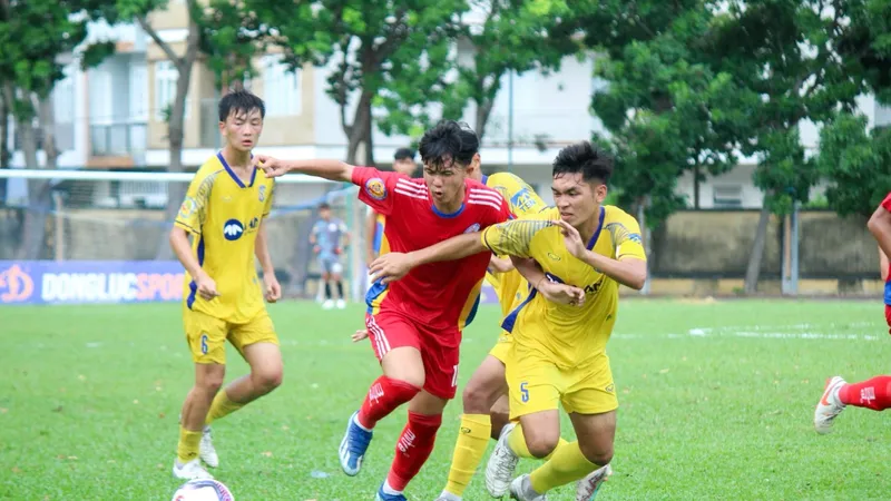 SLNA (áo vàng) tinh thần lên cao sau trận thắng 6-1 trước Đồng Tháp để giành vị trí nhì bảng vào Tứ kết.
