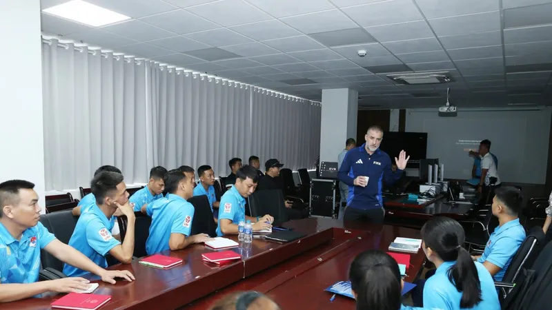 Các học viên lắng nghe những chia sẻ từ giảng viên Hakan Anaz