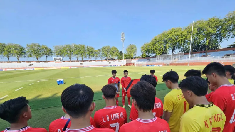 Cả đội dành 1 phút mặc niệm, tưởng nhớ Tổng Bí thư Nguyễn Phú Trọng trước trận đấu