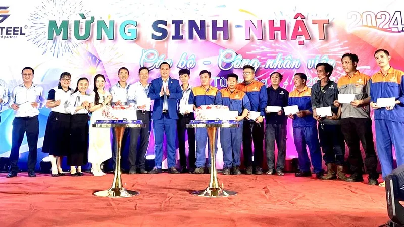Ban lãnh đạo GB STEEL gởi quà mừng sinh nhật cho CB-CNV tại buổi lễ
