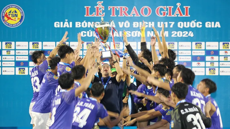 Niềm vui chiến thắng của các cầu thủ Hà Nội. Ảnh: DŨNG PHƯƠNG