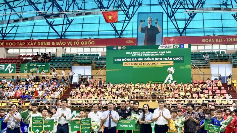 Các đại biểu trao cờ lưu niệm và chụp hình cùng các đội dự giải
