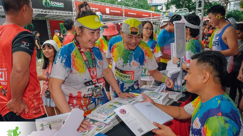 Tác giả Nguyễn Huy Phát giao lưu cùng các vận động viên tại Giải Củ Chi City Trail