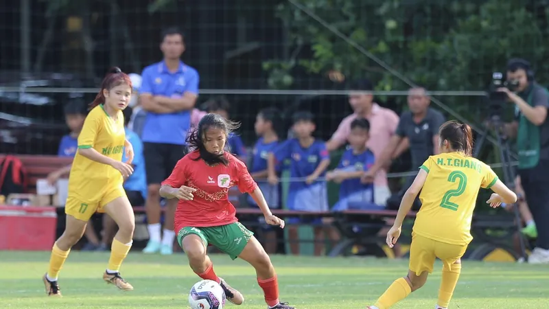 Đôi U16 nữ TPHCM (áo đỏ) thi đấu đầy quyết tâm trong cuộc so tài với U16 nữ Thái Nguyên