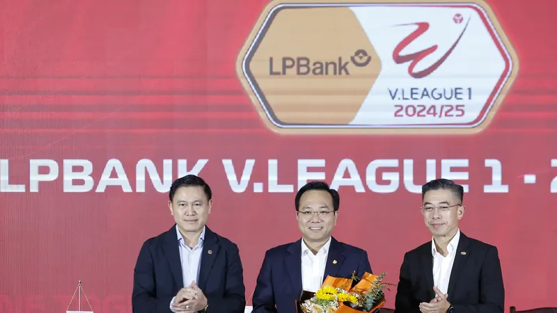 Ông Trần Anh Tú, chủ tịch công ty VPF trao hoa chúc mừng các đối tác đồng hành ở V-League 2024-2025