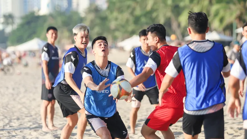 Becamex Bình Dương chọn bãi biển Nha Trang làm nơi rèn thể lực chuẩn bị cho mùa bóng mới