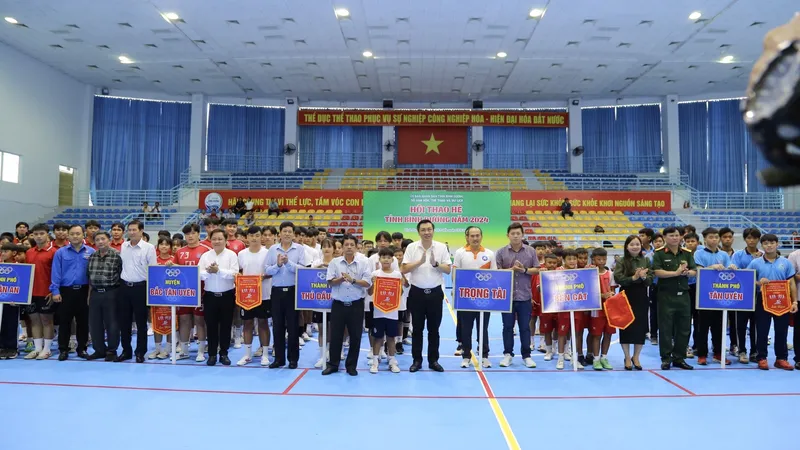 Đại biểu chụp hình lưu niệm với các đơn vị tham dự Lễ khai mạc